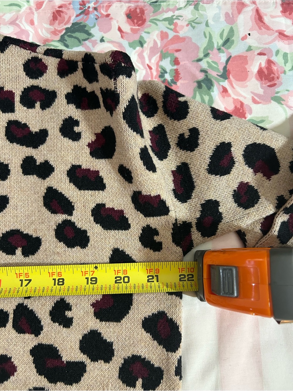 T Tahari Tan Leopard Print Crewneck Sweater Preppy Casual Animal Print - Picture 5 of 14